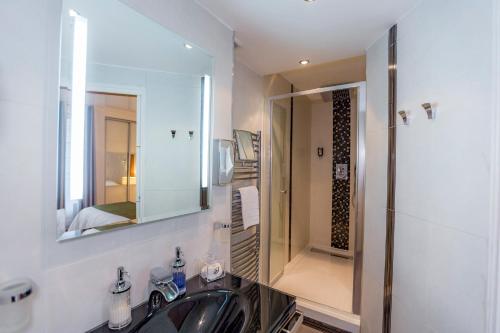 Ванная комната в Hotel Relais Saint Jean Troyes
