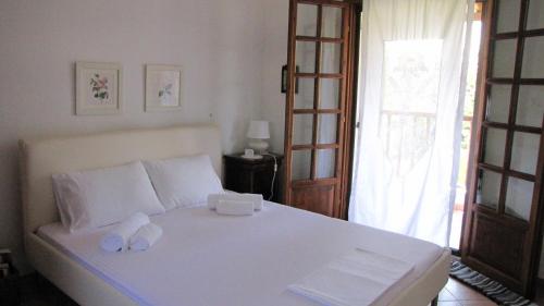 a bedroom with a bed with two towels on it at EL Villa Pelion in Chorto