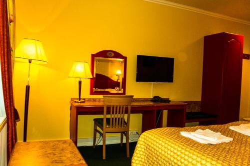 Televisyen dan/atau pusat hiburan di Tysfjord Hotel