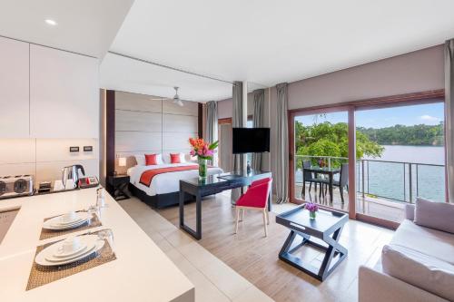 Postel nebo postele na pokoji v ubytování Ramada Resort by Wyndham Port Vila