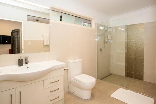 La salle de bains est pourvue de toilettes, d'un lavabo et d'une douche. dans l'établissement Mt Cotton Retreat, à Mount Cotton