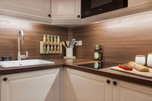 une cuisine avec un évier et un plan de travail dans l'établissement Le Voyage En Isle, à Paris