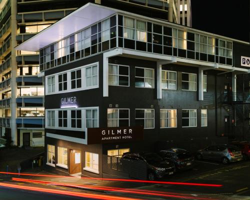 Bangunan di mana terletaknya aparthotel ini