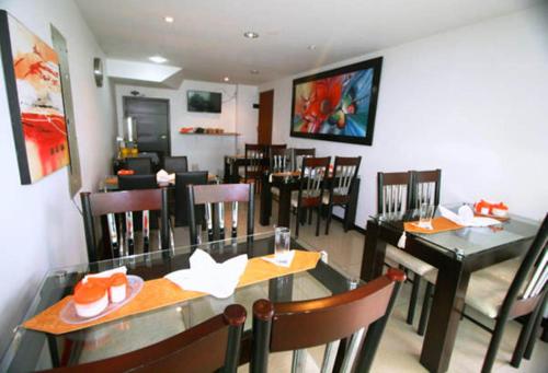 a restaurant with a dining room with tables and chairs at Hotel Expo Inn Embajada in Bogotá