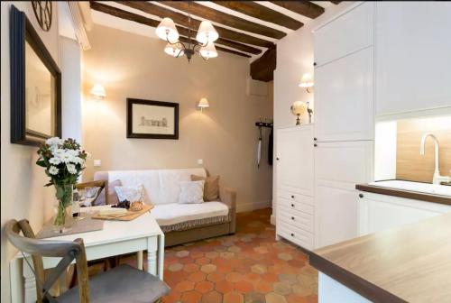 un salon avec un canapé et une table dans l'établissement Le Voyage En Isle, à Paris