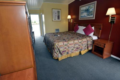 Кровать или кровати в номере Gateway Inn