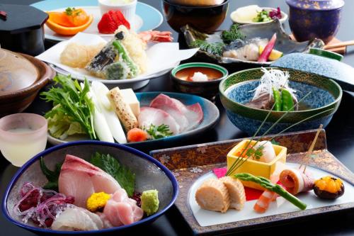 宮津的住宿－草津町優三索日式旅館，桌子上放着各种食物的碗