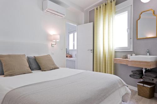 a hotel room with a large bed and a large mirror at Luxury Apartment Picasso in Málaga