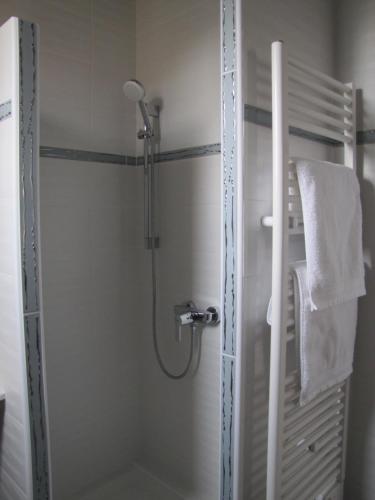 Et badeværelse på Chambres d'Hôtes Les Muriers
