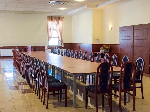 a conference room with a long table and chairs at Hotel Restauracja Autos in Solec Kujawski