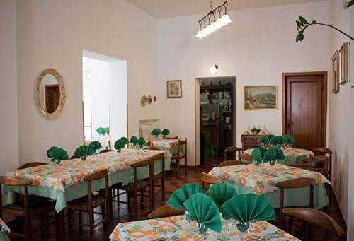 シルヴィ・マリーナにあるAlbergo Lidoのテーブルと椅子(緑のナプキン付)が備わるお部屋