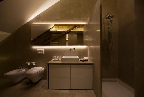 a bathroom with a sink and a toilet and a mirror at Etoile de Pompadour in Arnac-Pompadour