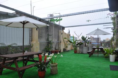 a patio with a table and an umbrella at 青禾溫泉家民宿 in Jiaoxi