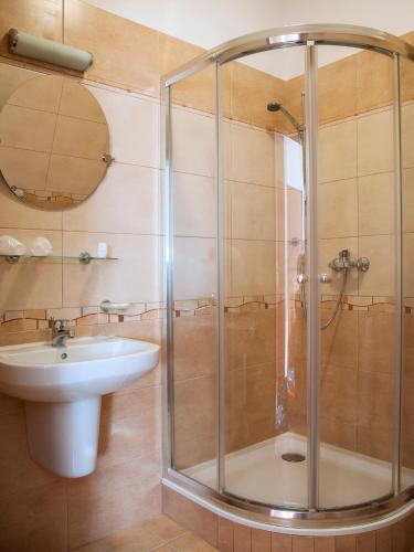 a bathroom with a shower and a sink at Hotel Restauracja Autos in Solec Kujawski