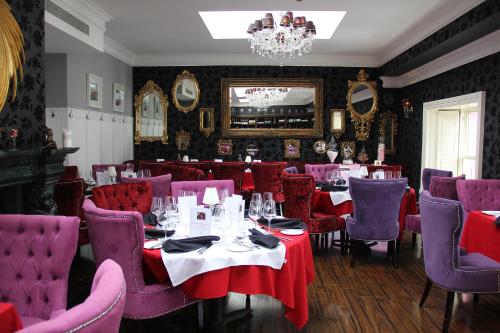 Restaurant o un lloc per menjar a The Talbot Hotel