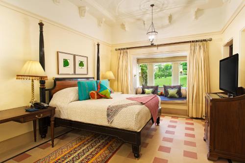 The Oberoi Udaivilas Udaipur tesisinde bir odada yatak veya yataklar
