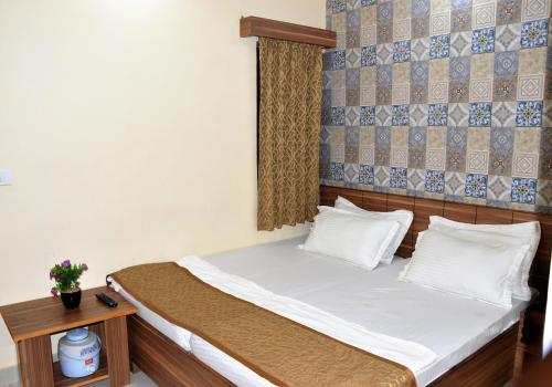 Ένα ή περισσότερα κρεβάτια σε δωμάτιο στο HOTEL ATA INN AND RESTAURANT (20 Mtrs from Dargah), Ajmer