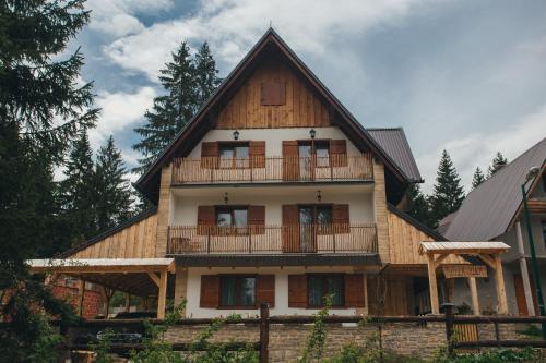 ヴラシチにあるVilla Una Vlasicの大木造の家