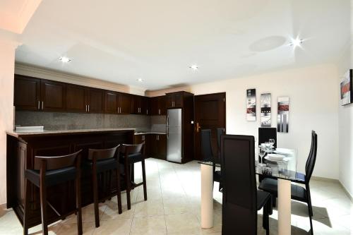 a kitchen with a bar and a table and chairs at View Talay Residence 6 Wongamat Beach in North Pattaya