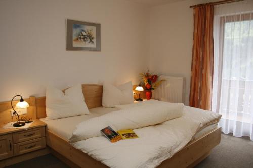 Un pat sau paturi într-o cameră la Das kleine Berghotel