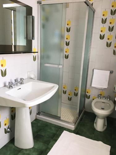 un baño con lavabo y ducha en Villa Brema, en Sirmione