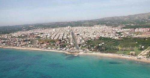 an aerial view of a beach and a city at Appartamenti Sul Mare in Avola