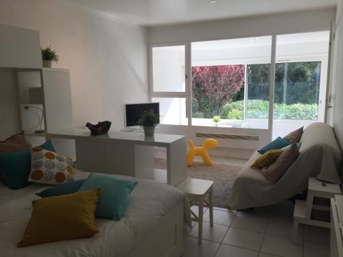 a living room with a couch and a window at Entre mer et mer in La Seyne-sur-Mer