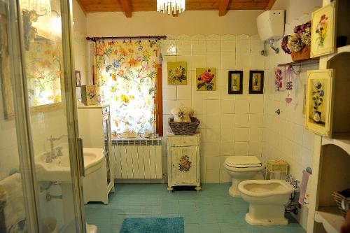ファブリアーノにあるVilla Villacolleのバスルーム(トイレ、洗面台付)