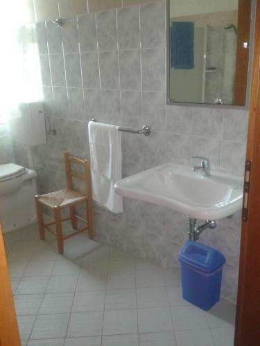 y baño con lavabo, aseo y espejo. en Locanda "Alla Rosa", en Lusiana