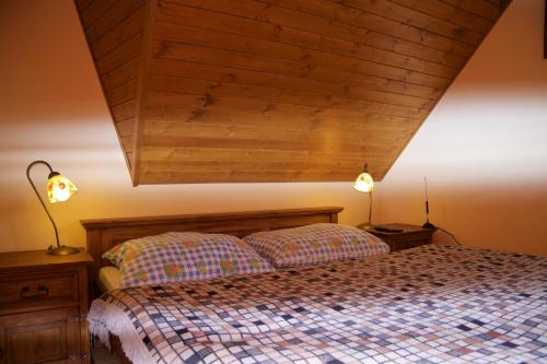 Una cama o camas en una habitación de 13 Komnata Terchová