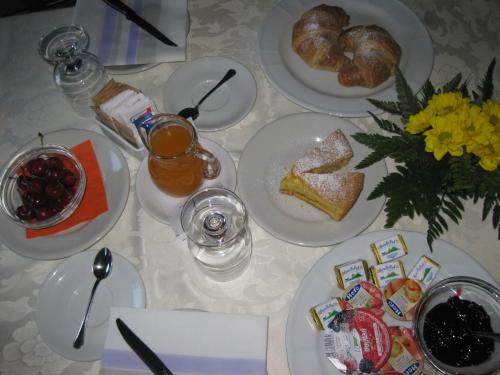 a table with plates of food and drinks on it at Locanda "Alla Rosa" in Lusiana
