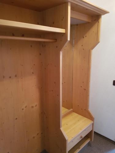 ein Holzregal in einem Zimmer in der Unterkunft Gästehaus Kübler in Weissach