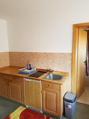 eine Küche mit einer Spüle und einer Theke in der Unterkunft Gästehaus Kübler in Weissach