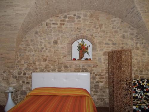 Troiaにあるbeb Il vicolettoの石壁のベッドルーム1室
