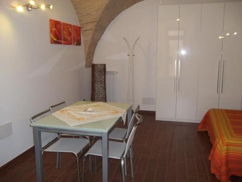 een tafel en stoelen in een kamer met een bed bij beb Il vicoletto in Troia