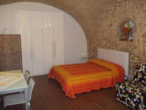 Troiaにあるbeb Il vicolettoのベッドルーム1室(ベッド1台、テーブル、椅子付)