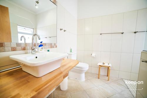 Bilik mandi di Meike's Guesthouse