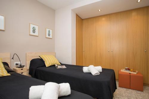 Habitación de hotel con 2 camas y armario en SingularStays El Faro, en Puzol