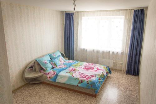オレンブルクにあるApartment on Amurskaya 8の小さなベッドルーム(ベッド1台、窓付)
