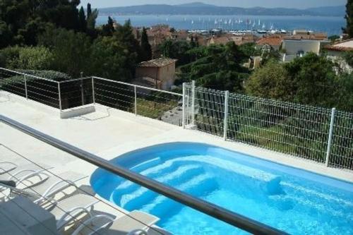 - une grande piscine bleue au-dessus d'une maison dans l'établissement Appartements La Mangouste, à Sainte-Maxime