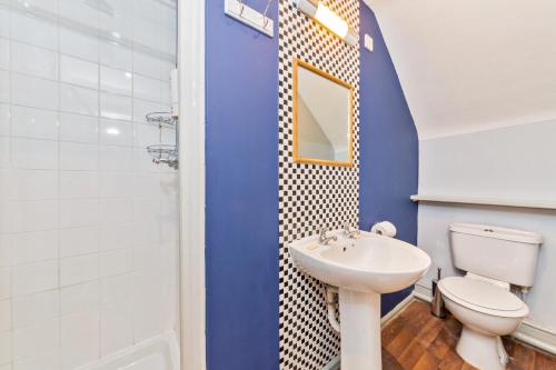 een badkamer met een wit toilet en een wastafel bij Duke of Wellington in Bourton on the Water
