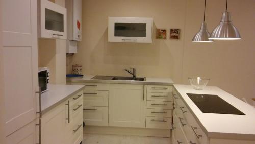 a white kitchen with a sink and a microwave at APARTAMENTO Plaza de la Peregrina Pontevedra VUT-PO-03908 in Pontevedra