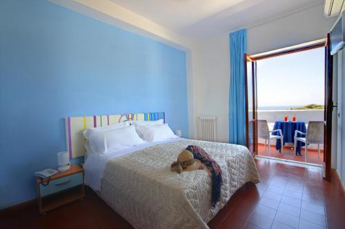 Postel nebo postele na pokoji v ubytování Iris Hotel