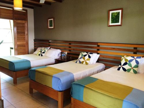 um quarto com duas camas num quarto em Heliconia Amazon River Lodge em Francisco de Orellana