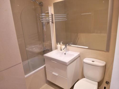 La salle de bains est pourvue de toilettes, d'un lavabo et d'une douche. dans l'établissement AlfamaSweethome 2, à Lisbonne