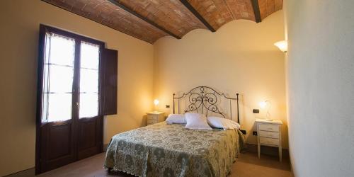 1 dormitorio con cama y ventana en Casale Etrusco, en Bolgheri