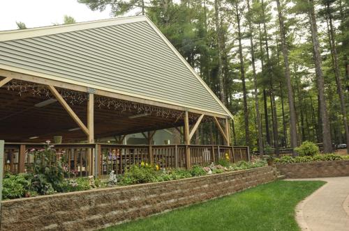 een gebouw met een dak boven een tuin bij Gateway to Cape Cod ADA Accessible Cottage 6 in Rochester