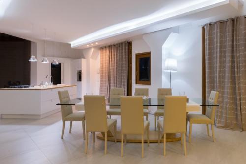 a dining room with a table and chairs at Lalena's Garden in Portopalo