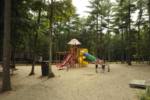 um parque com parque infantil com escorrega em Gateway to Cape Cod Vacation Cottage 1 em Rochester