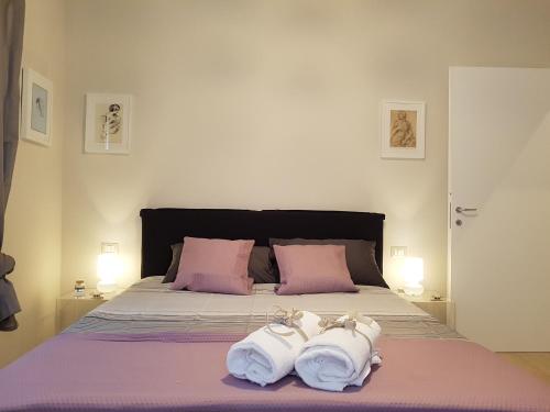 ein Schlafzimmer mit einem Bett mit zwei Handtüchern darauf in der Unterkunft Parma City Centre Holiday House in Parma